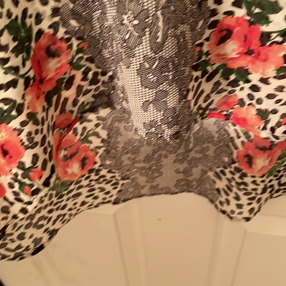 Chloe k medium blouse floral print hem comes up in front - Picture 3 of 6